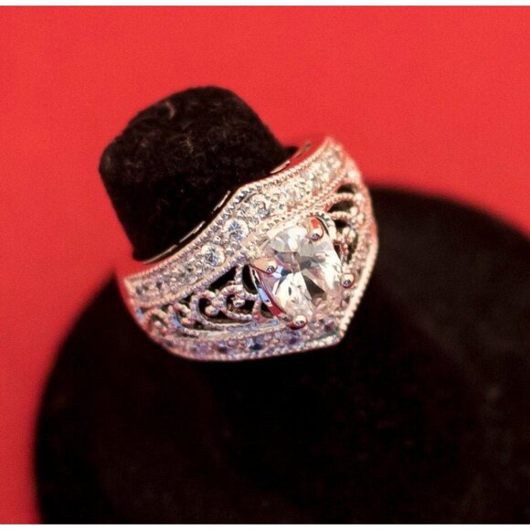 Vintage Silver Tone Rhinestone Elegant Avon Ring Size 5 - F6 - Picture 1 of 3